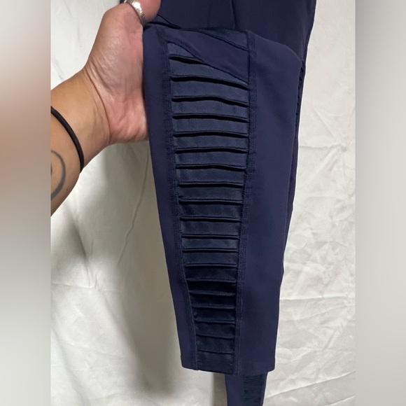 ✨Pristine✨ ALO Yoga Navy High Waisted Moto Leggings Activewear Workout Gym - Picture 6 of 10